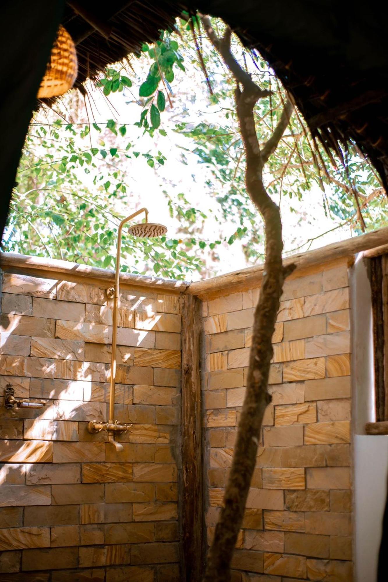 Mikadi Beach Camp & Backpackers Ostello Dar es Salaam Esterno foto